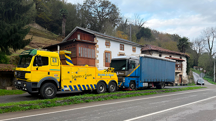 Remolcadora rescatando camión