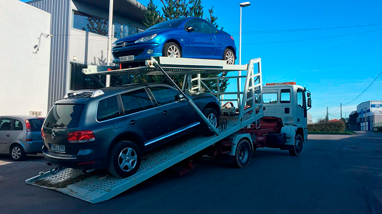 Vehículo transportando coches