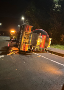 Camión sisterna volcado en carretera