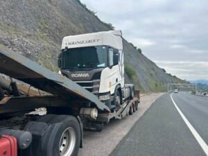 Góndola transportando cabeza de camión