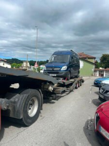 Transporte en góndola de furgoneta averiada